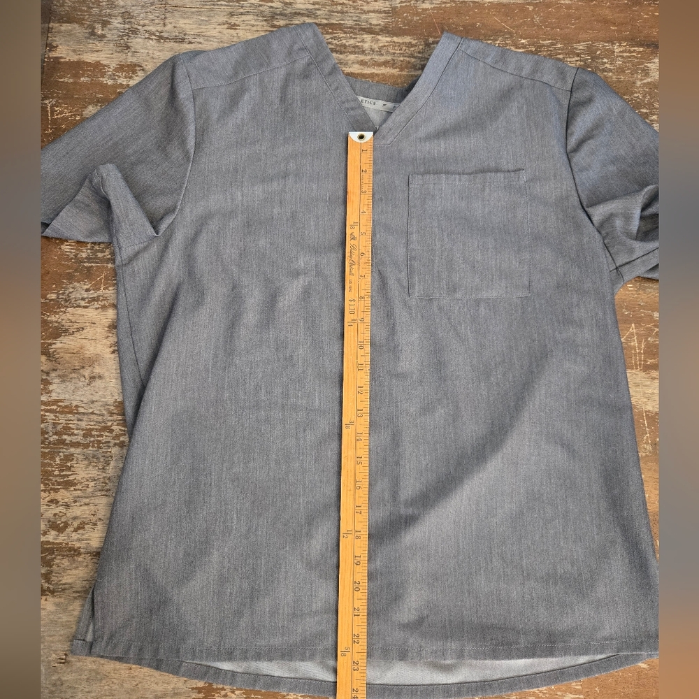 2 FABLETICS Men's Gray V-Neck Short Sleeve Tee SCRUB TOP - Picture 7 of 9